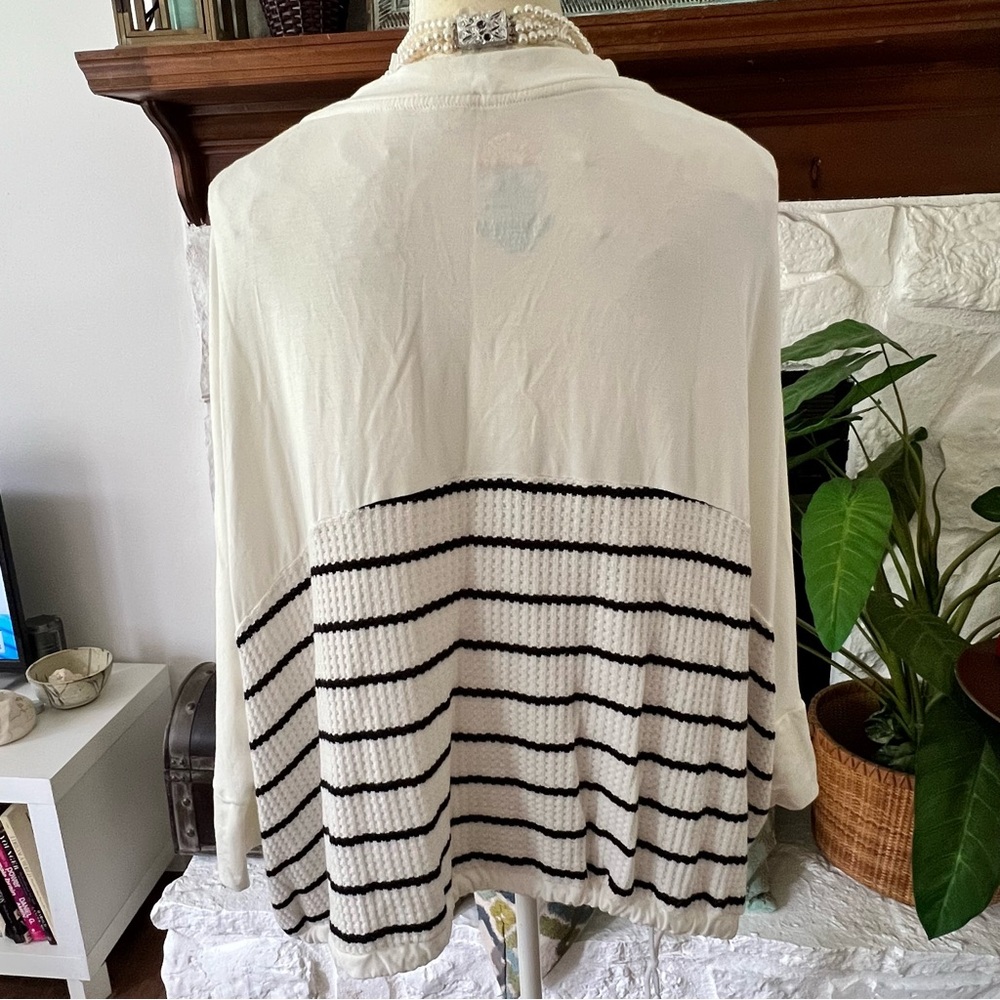 C&C California V-Neck Top Black and Cream Size Medium NWOT - Picture 4 of 8